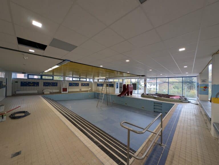 Die neue Decke im Nichtschwimmerbereich ist fast fertiggestellt